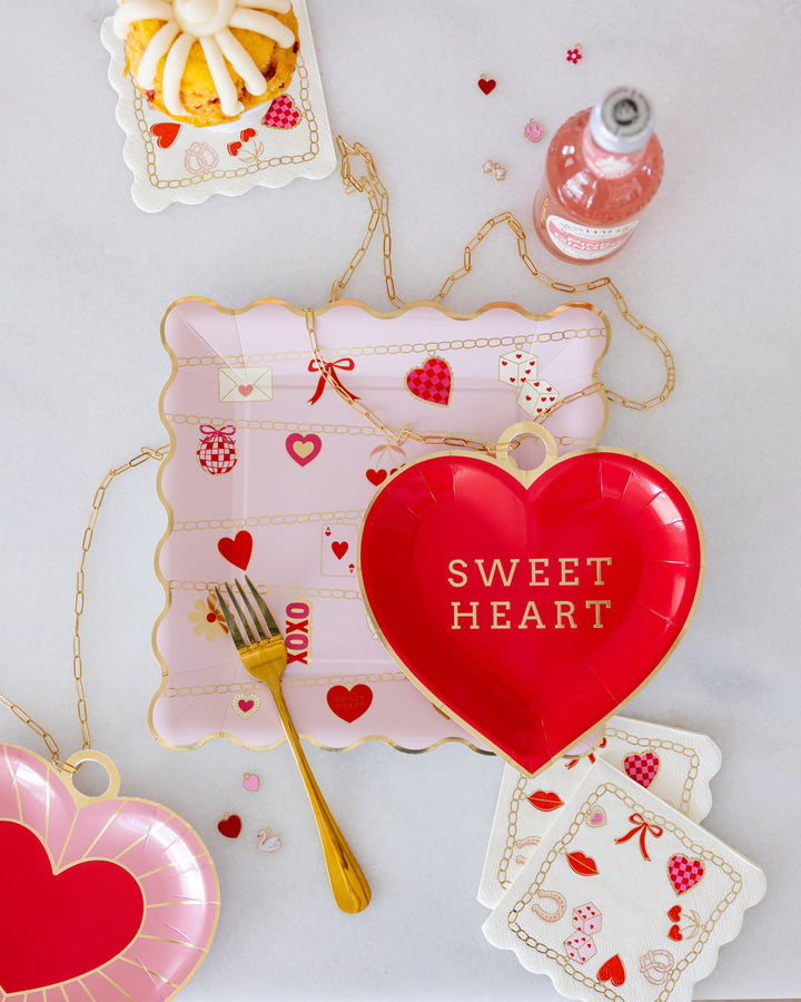 Plato Grande y Borde Festoneado Valentine’s Charm