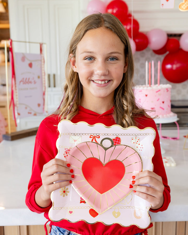 Plato Grande y Borde Festoneado Valentine’s Charm