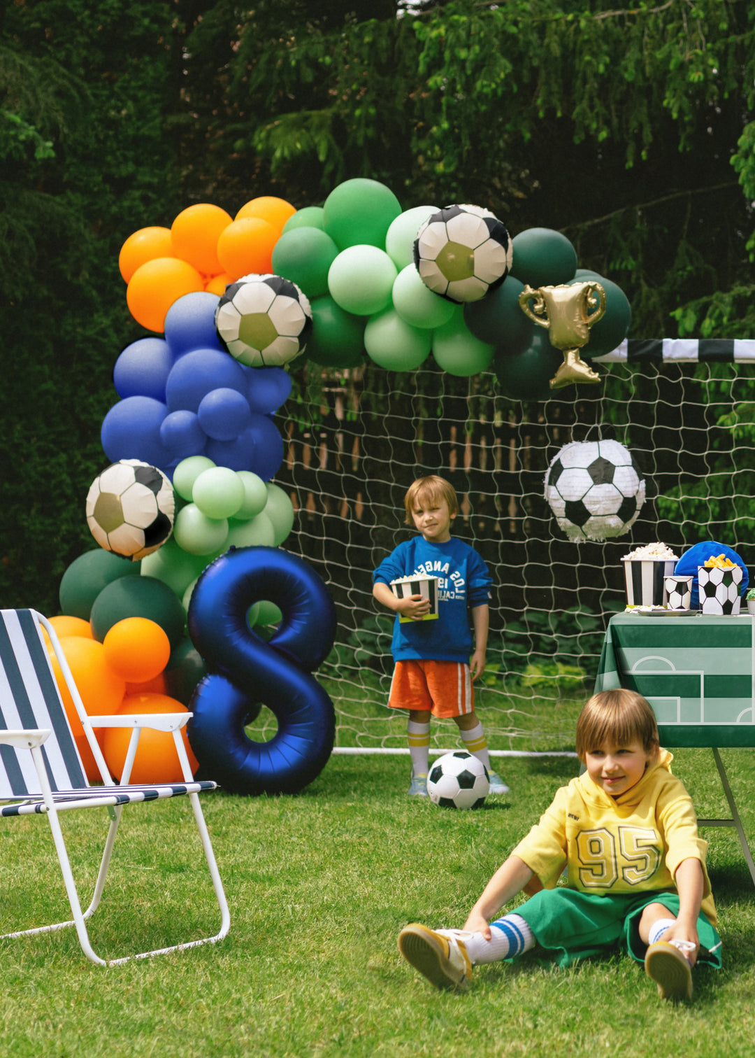Set de Globos Trofeo y Pelotas Fútbol 4 Uds